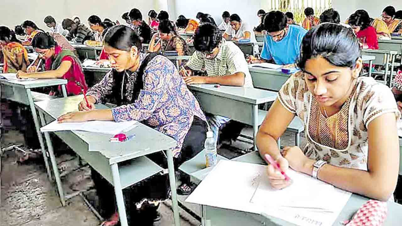 గ్రూప్‌-1 మెయిన్‌ వాయిదా వేయండి