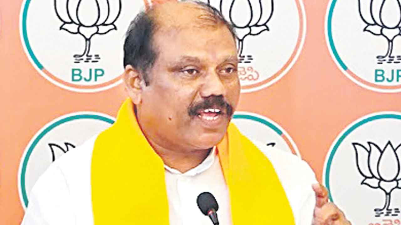 ఢిల్లీకి సంచులు మోస్తున్న సీఎం రేవంత్‌