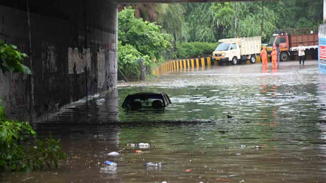 Heavy Rain | గ్రేటర్ హైదరాబాద్లో కుండపోత వర్షం.. పార్సిగుట్టలో వ్యక్తి గల్లంతు
