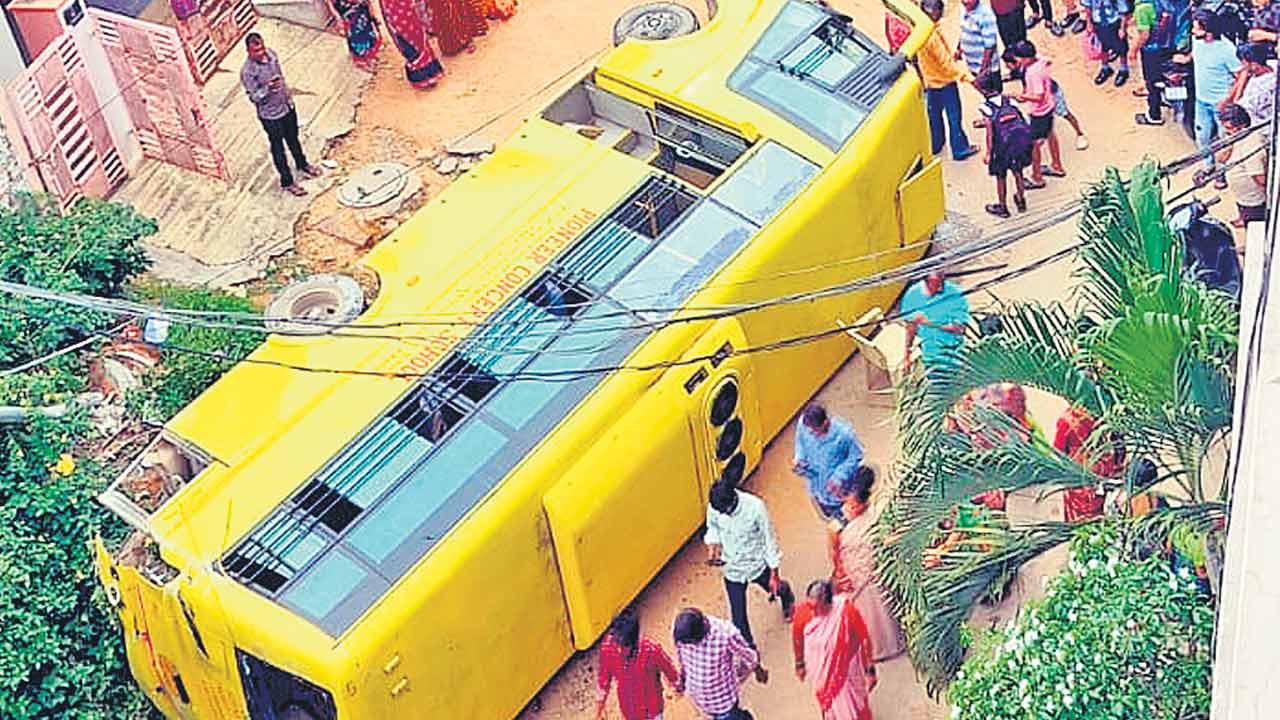 ప్రైవేటు పాఠశాల బస్సు బోల్తా