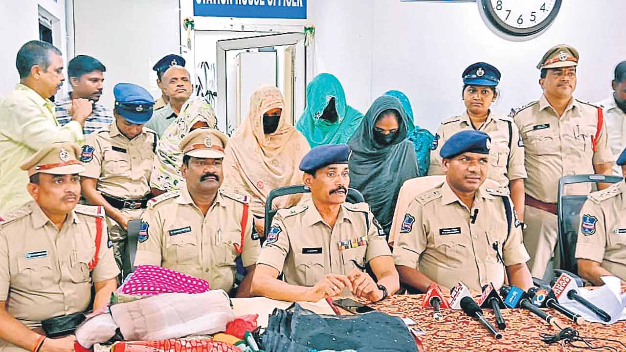 దృష్టి మళ్లించి దోపిడీలు