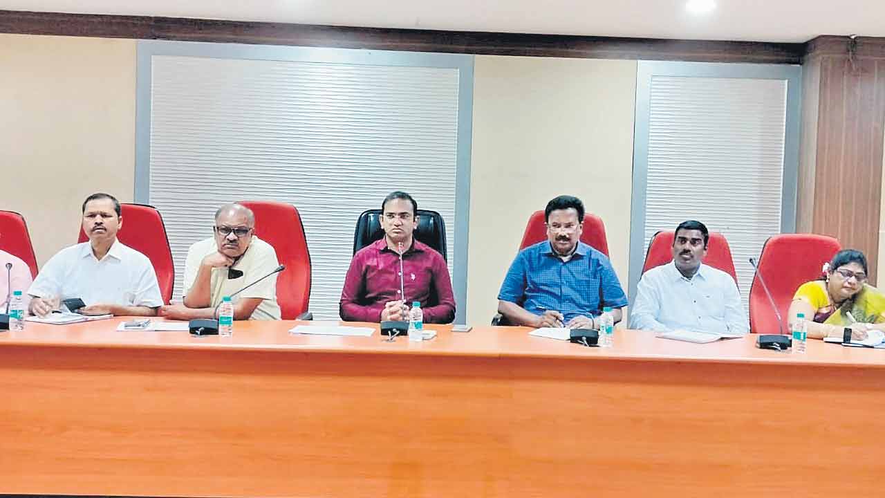 విద్యుత్‌ స్తంభాలపై కేబుళ్లను తొలగించండి