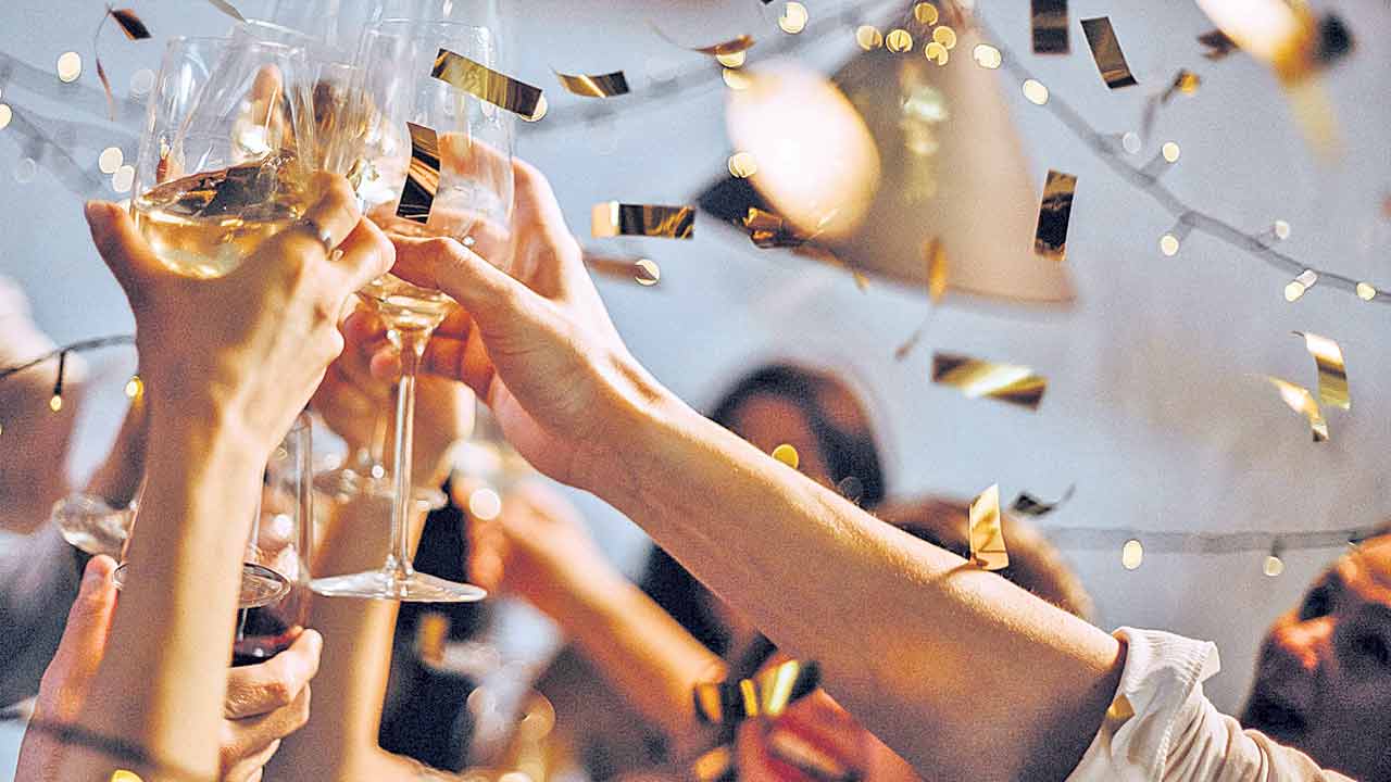 పార్టీనా.. పైసల్‌ కట్టు!