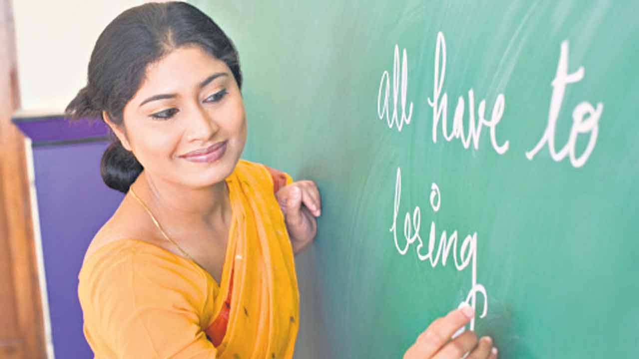 టీచర్లకు జీతాలు రాలే..