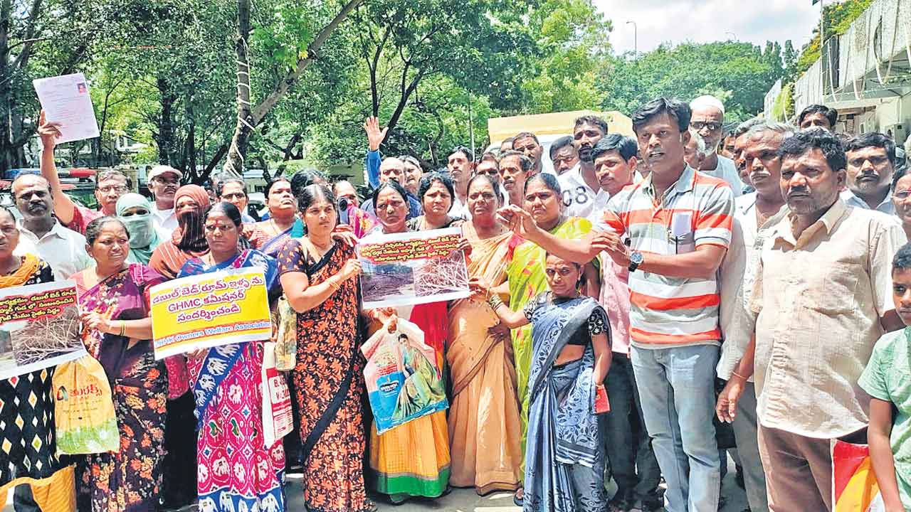 Prajavani | డబుల్‌ లబ్ధిదారుల ధర్నా.. లబ్ధిదారులను సముదాయించిన మేయర్‌, కమిషనర్‌