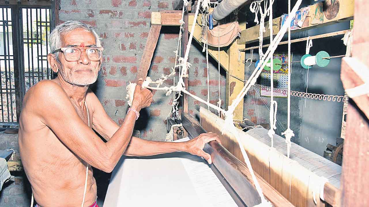 చేనేతకు చేయూతలో దొందూ దొందే