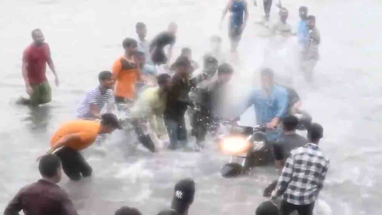 Harassing Woman | వరద నీటిలో బైక్‌పై వెళ్తున్న మహిళపై పోకిరీల దురుసు ప్రవర్తన.. వీడియో