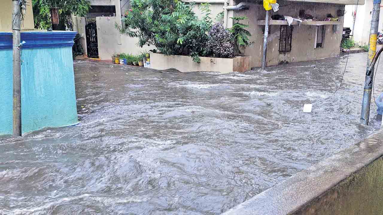 నగరం అతలాకుతలం