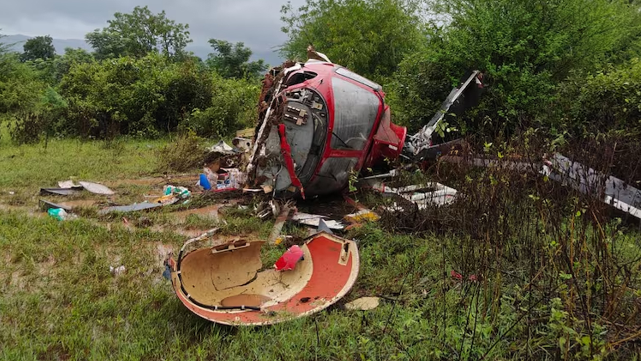 Helicopter Crashes | హైదరాబాద్‌కు వస్తుండగా పుణేలో కూలిపోయిన హెలికాప్టర్‌..!
