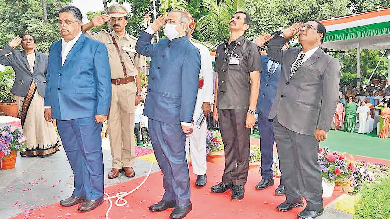 న్యాయవాదుల రక్షణకు చట్టం చేయండి