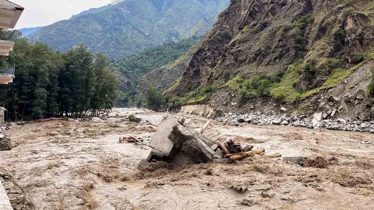 Himachal Pradesh | హిమాచల్‌ ప్రదేశ్‌లో ఆకస్మిక వరదలు.. 128 రోడ్లు మూసివేత
