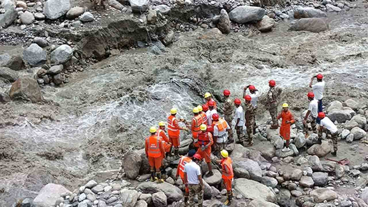 Cloudbursts | క్లౌడ్‌ బరస్ట్‌తో చిగురుటాకులా వణికిన హిల్ స్టేట్స్‌.. 13 మంది మృతి