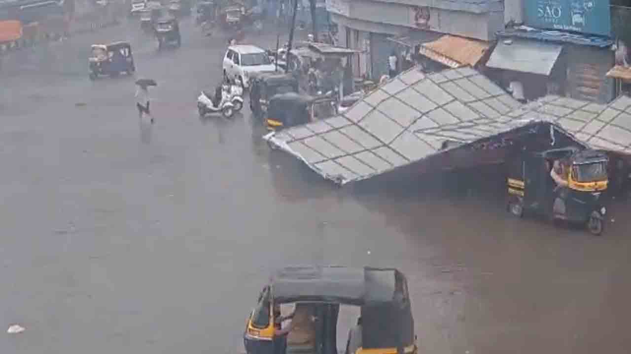 Hoarding Collapsed |  కూలిన భారీ హోర్డింగ్‌.. వాహనాలు తుక్క తుక్కు