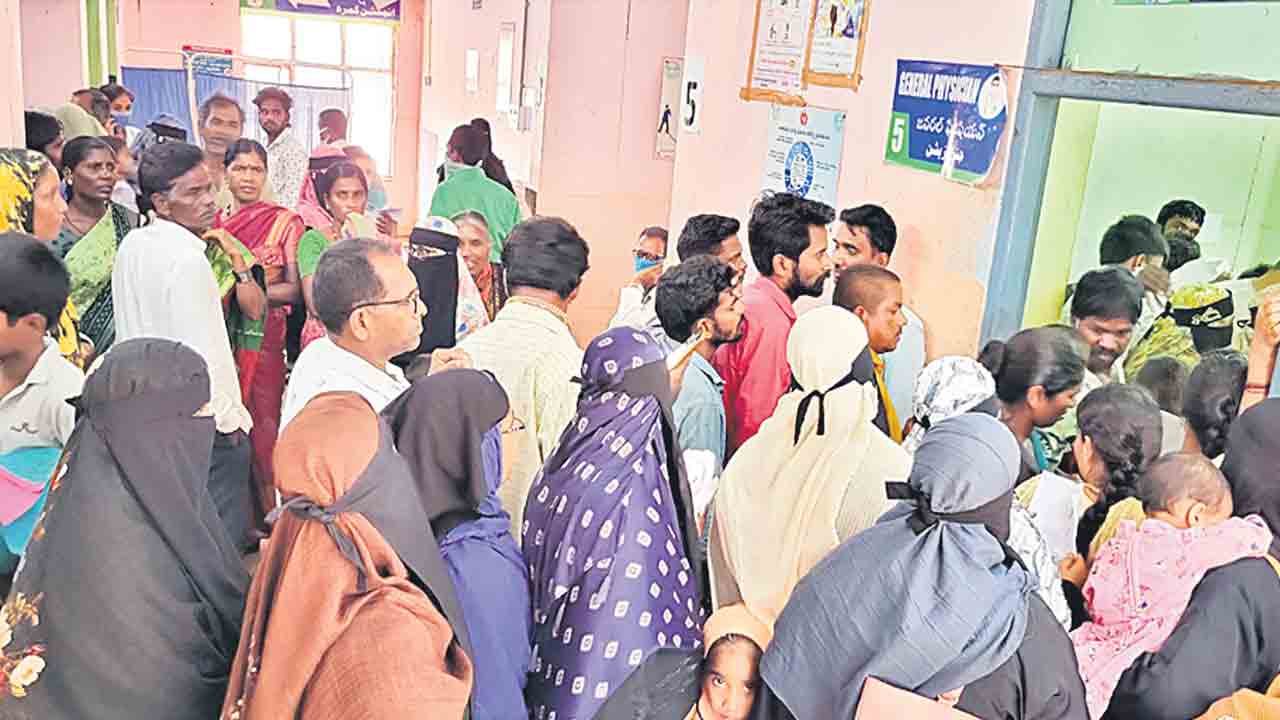 ఏరియా దవాఖానకు రోగుల క్యూ