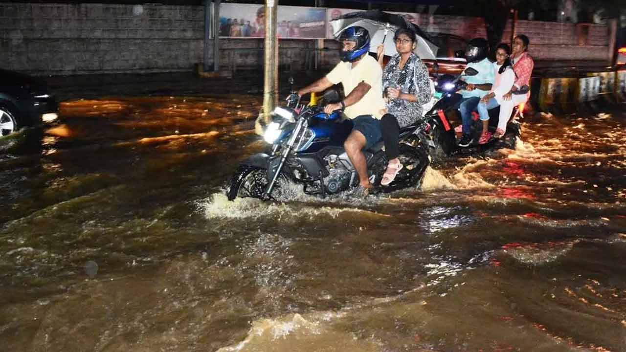 Hyderabad Rains | హైదరాబాద్‌కు హై అలర్ట్.. అత్యవసరమైతే తప్ప ఎవరూ బయటికి రావద్దు..!