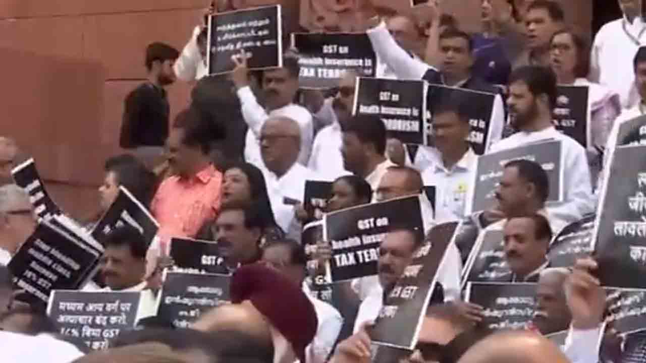 INDIA Alliance | ఆరోగ్య, జీవిత బీమాపై జీఎస్టీ త‌గ్గించండి.. పార్లమెంట్‌ ఆవరణలో విపక్ష సభ్యుల ఆందోళన