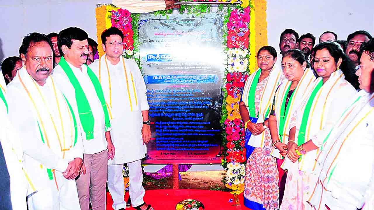 యువతకు ఉపాది కల్పిస్తాం