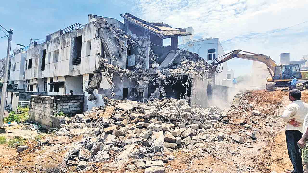 అనుమతులు లేని విల్లాల కూల్చివేత