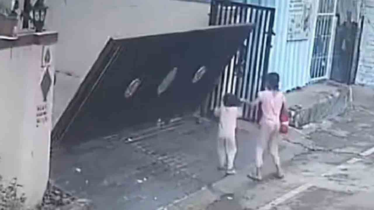 Pune | ఇనుప గేటుపడి మూడేళ్ల చిన్నారి మృతి.. షాకింగ్‌ వీడియో