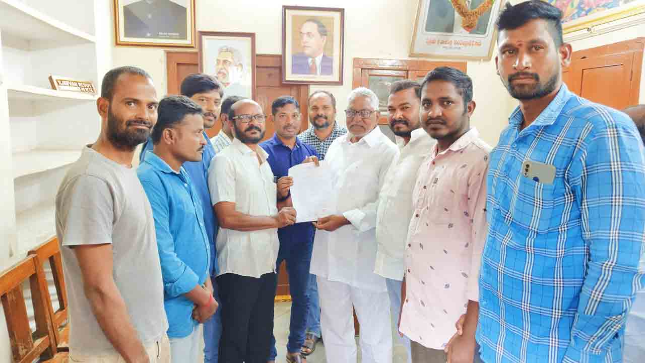 MLC Jeevan Reddy | ఎమ్మెల్సీ జీవన్‌రెడ్డికి జగిత్యాల వ్యవసాయ మార్కెట్ కమిటీ ఉద్యోగుల వినతి