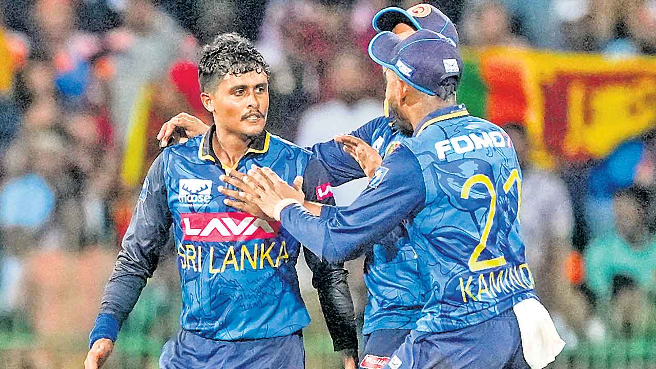 Srilanka | రెండో వన్డేలో భారత్‌కు షాక్‌.. జెఫ్రీ వాండర్సే ధాటికి టీమ్‌ఇండియా కుదేలు