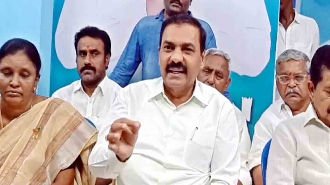 Former Minister Kakani | ప్రజల విరాళాలతో నడిచే అన్న క్యాంటీన్లకు పచ్చ రంగు ఎందుకు ? : మాజీ మంత్రి కాకాణి