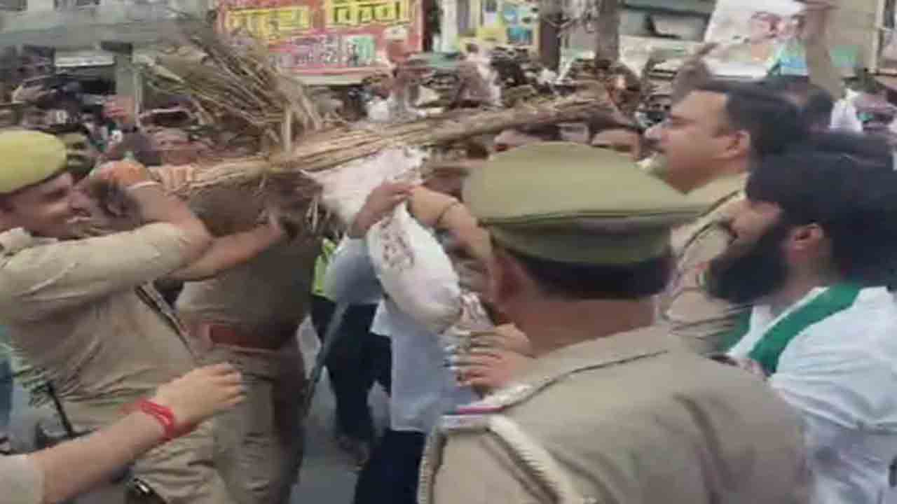 Kangana Ranaut’s Effigy | కంగనా దిష్టి బొమ్మతో రైతుల నిరసన.. లాక్కున్న పోలీసులు