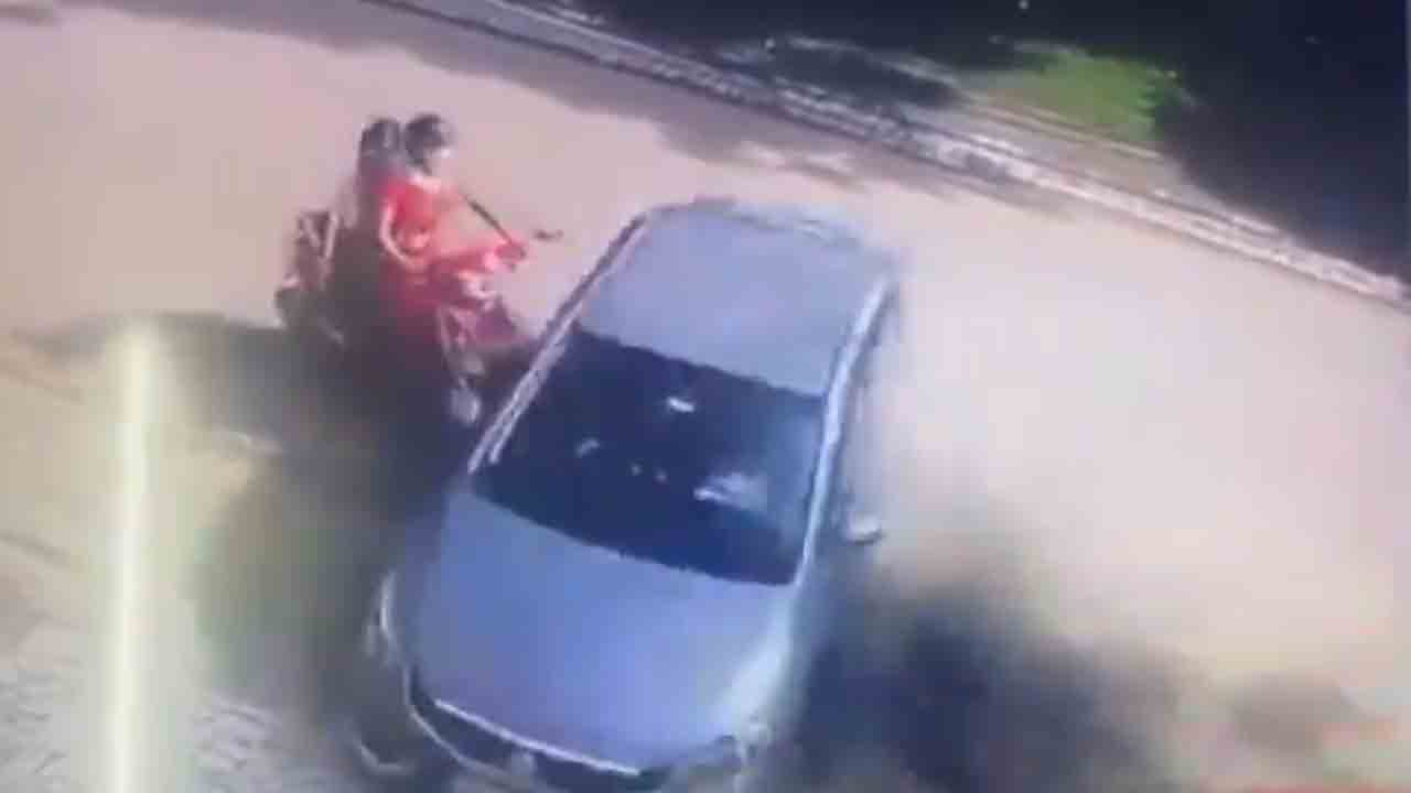 Watch: కారుతో స్టంట్‌ చేసిన మైనర్‌ బాలుడు.. స్కూటర్‌ను ఢీకొట్టడంతో మహిళ మృతి, బాలికకు   గాయాలు