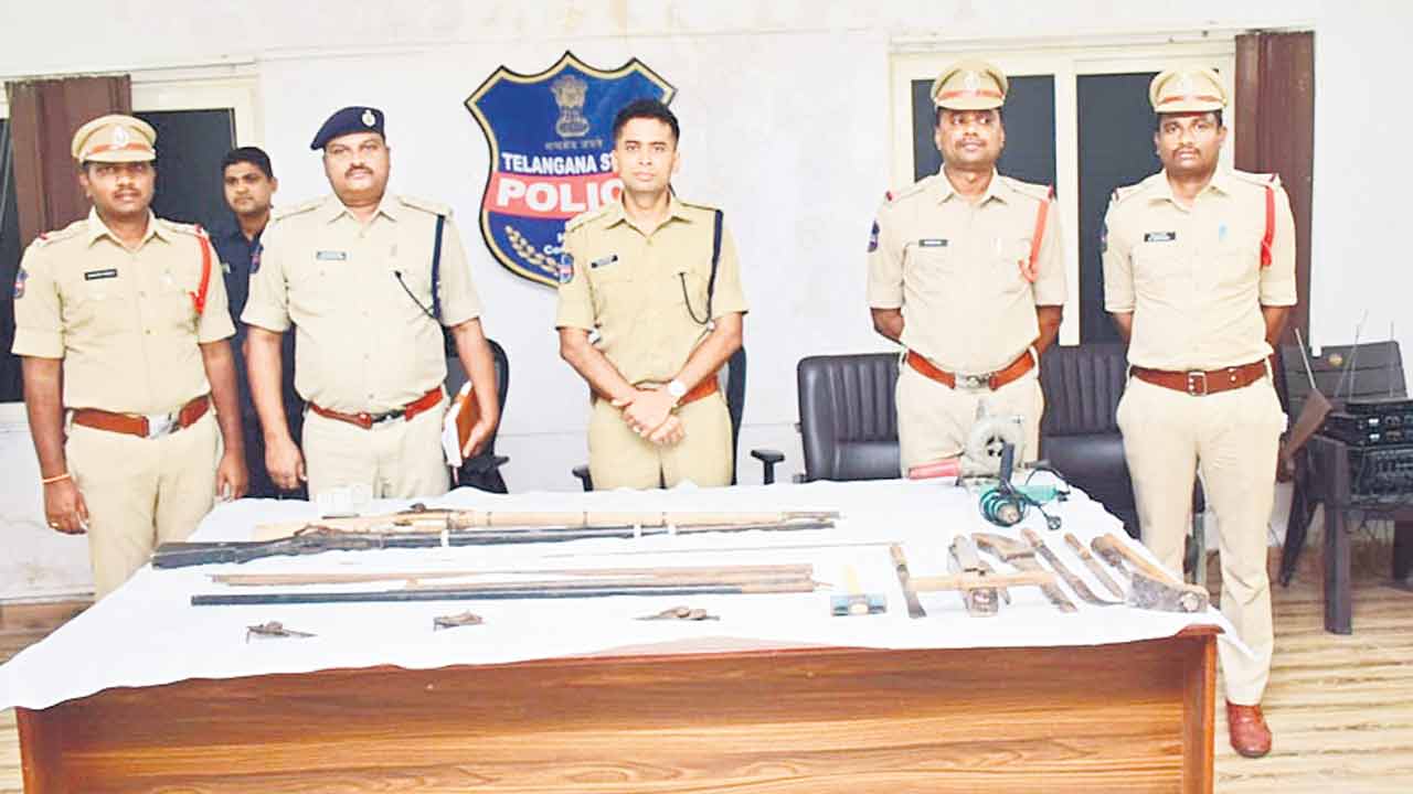 నాటు తుపాకులతో అటవీ జంతువుల వేట