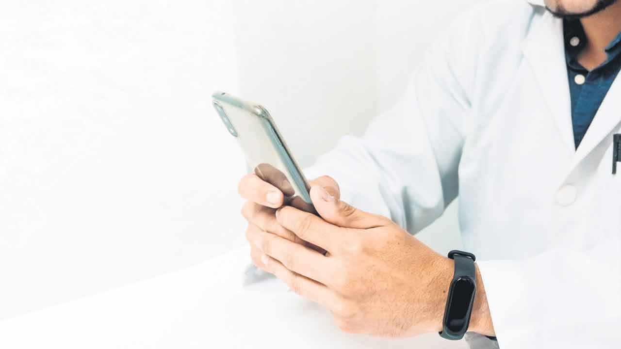 అధికారులు ఫోన్లు ఎత్తరు? హెల్ప్‌లైన్‌ నంబర్లు పనిచేయవ్‌