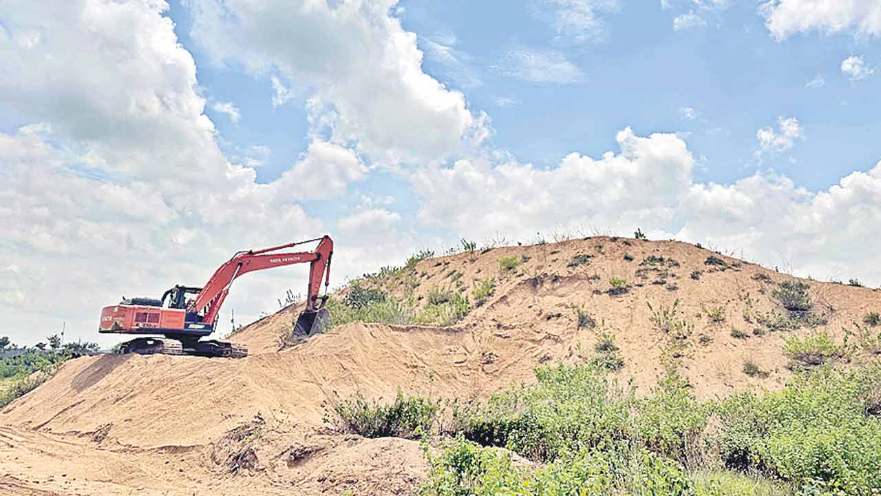 గుట్టుగా ఇసుక అక్రమ రవాణా