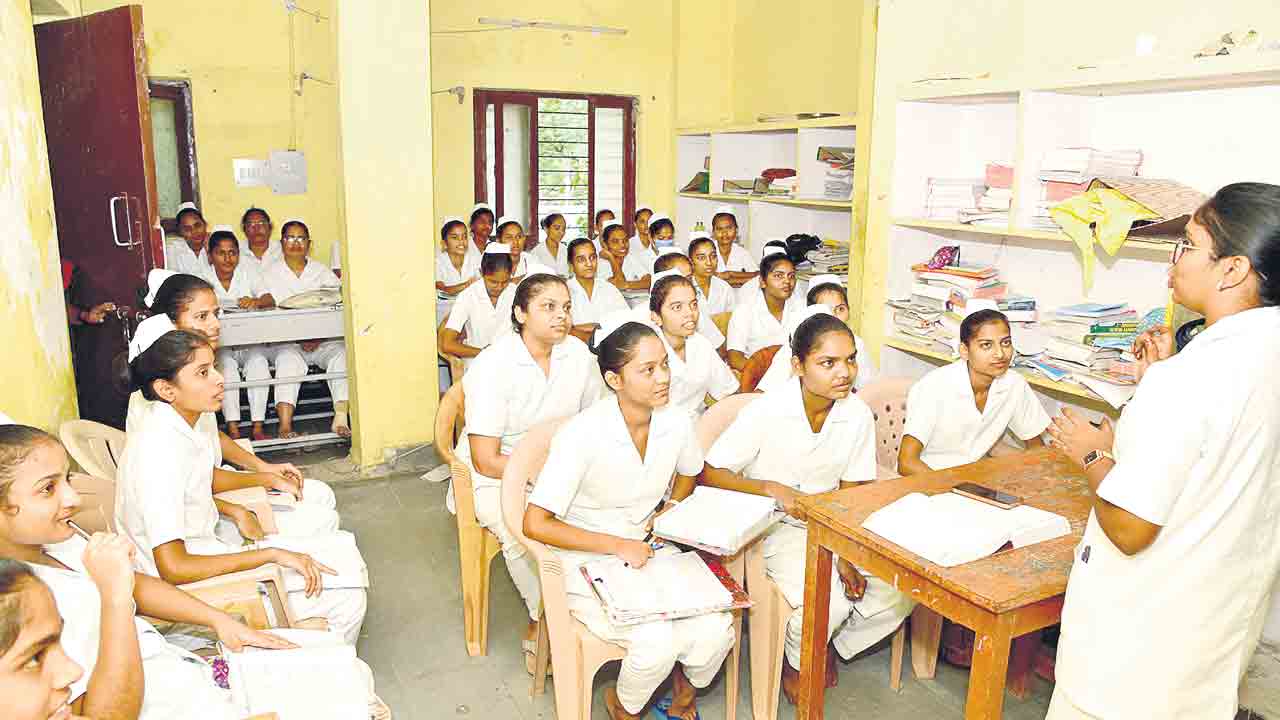 నర్సింగ్‌ స్కూల్‌.. సమస్యలు ఫుల్‌