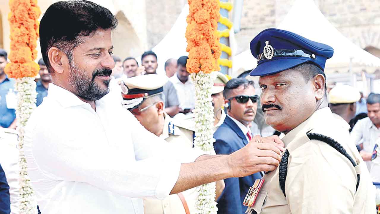 శ్రీనివాస్‌కు ఇండియన్‌ పోలీస్‌ మెడల్‌