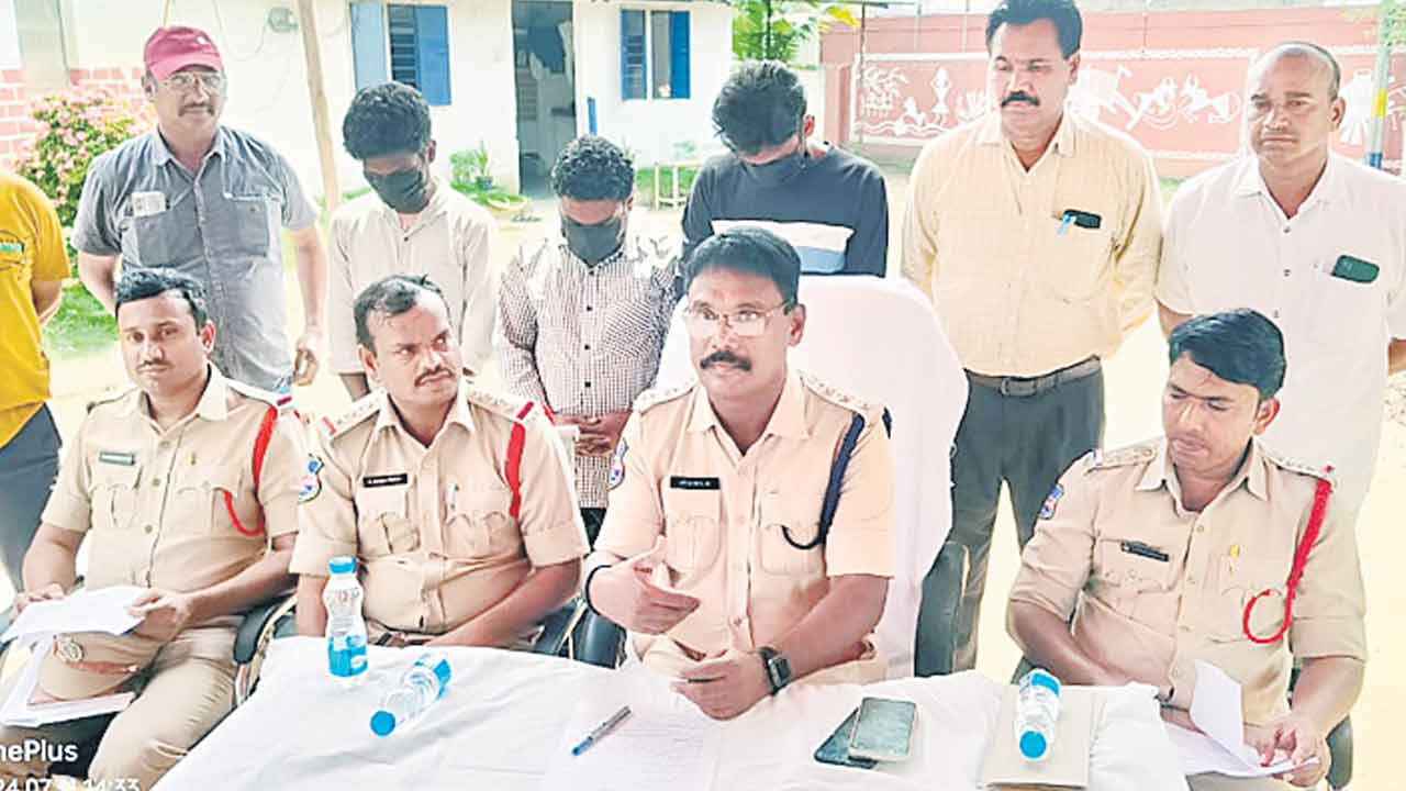 కోళ్ల దొంగలు దొరికిన్రు