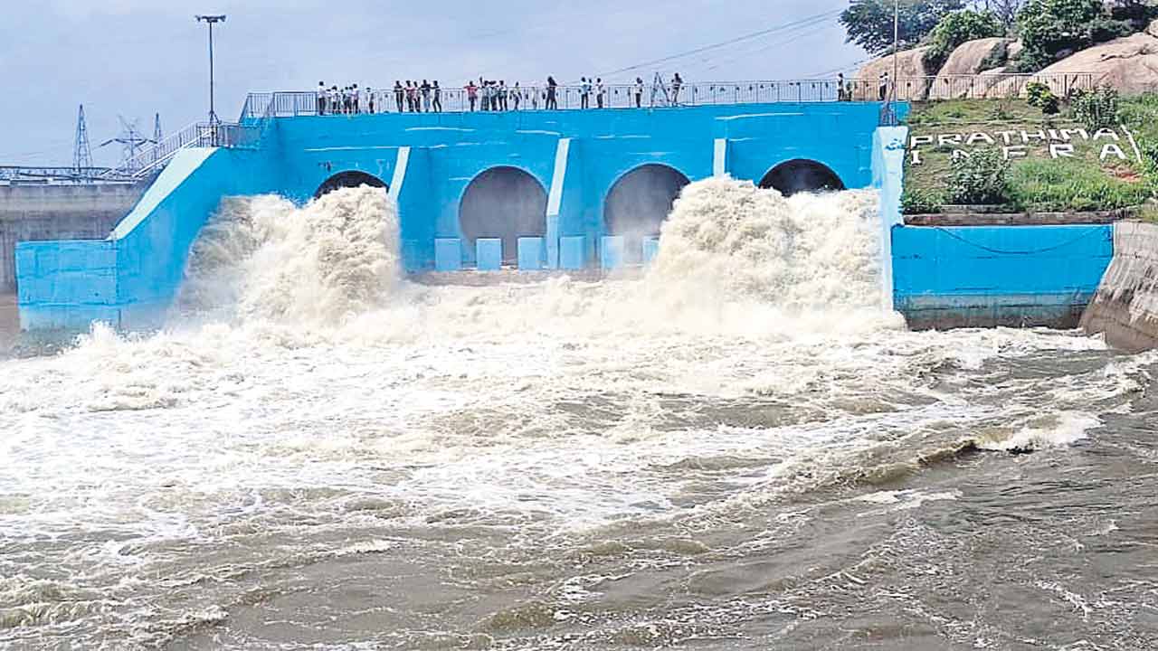 అన్నపూర్ణవైపు గోదావరి జలాలు