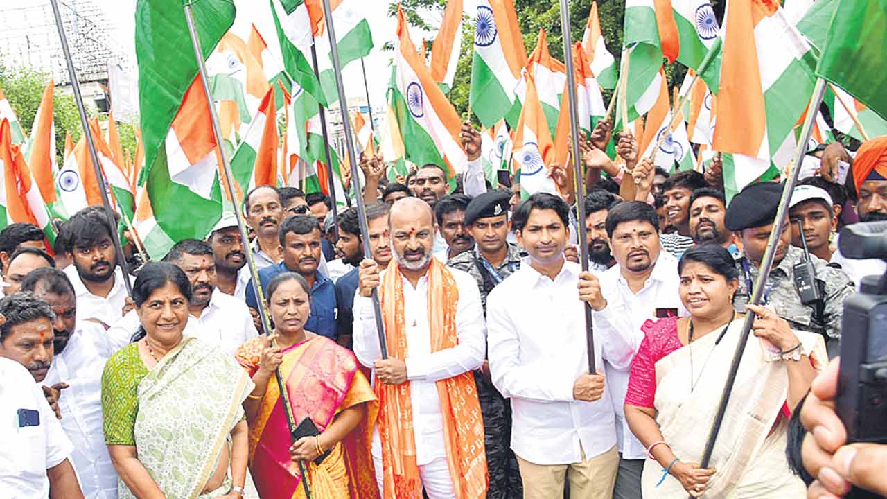 ప్రతి ఇంటిపైనా తిరంగా జెండా ఎగరాలి