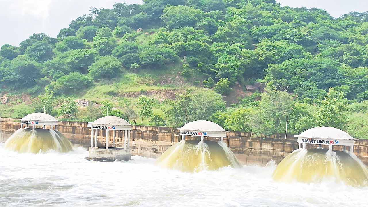 ఉప్పొంగిన గోదావరి