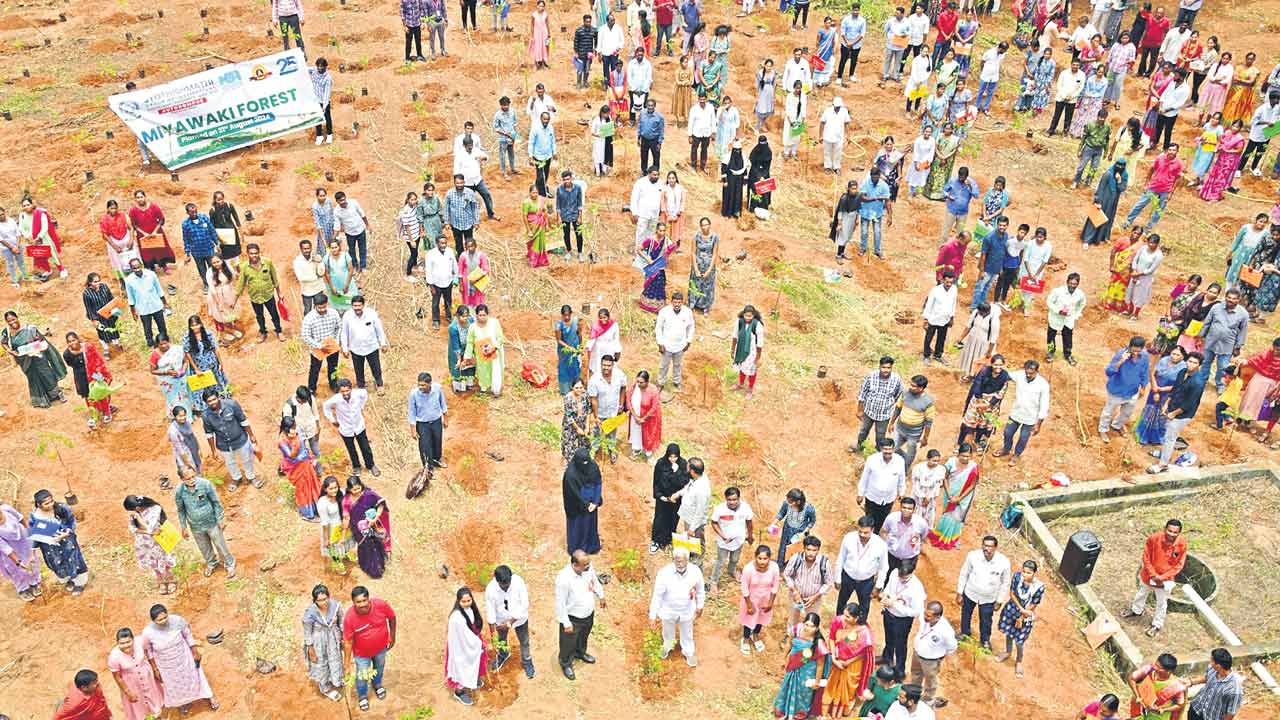 చెట్లలాగే విద్యార్థులు ఎదగాలి