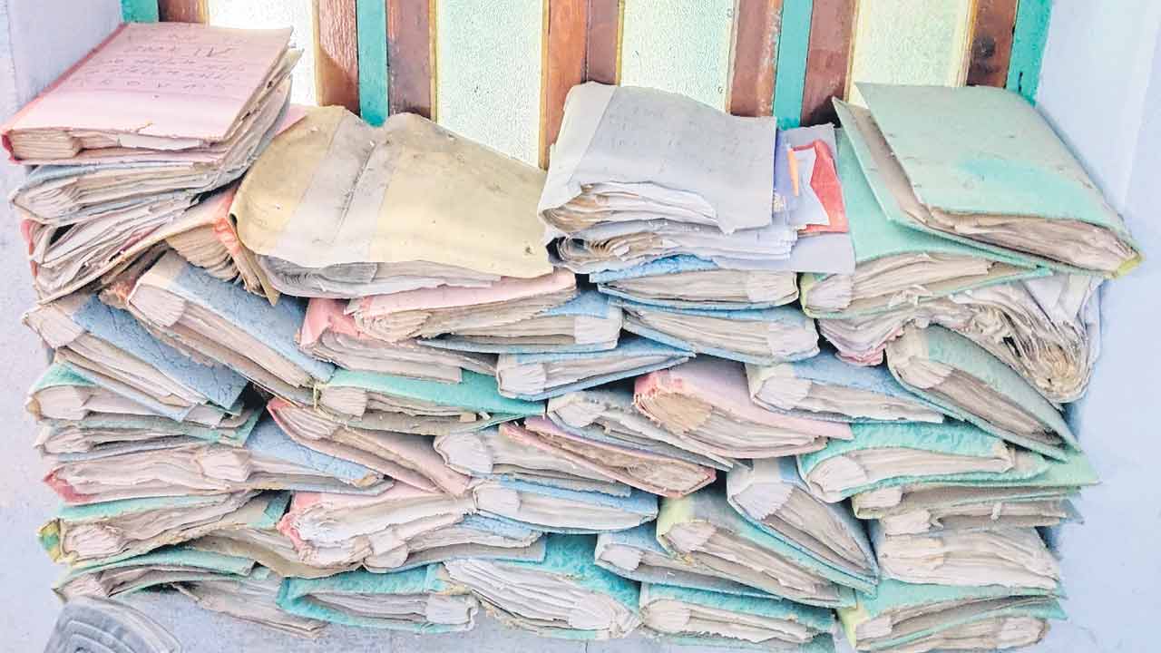 రికార్డులకు చెదలు