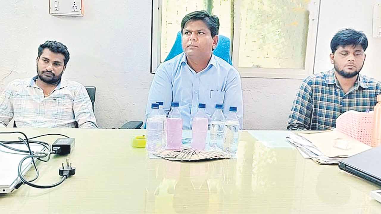 మ్యుటేషన్‌కు రూ.50 వేలు.. పహాణీకి రూ.10 వేలు