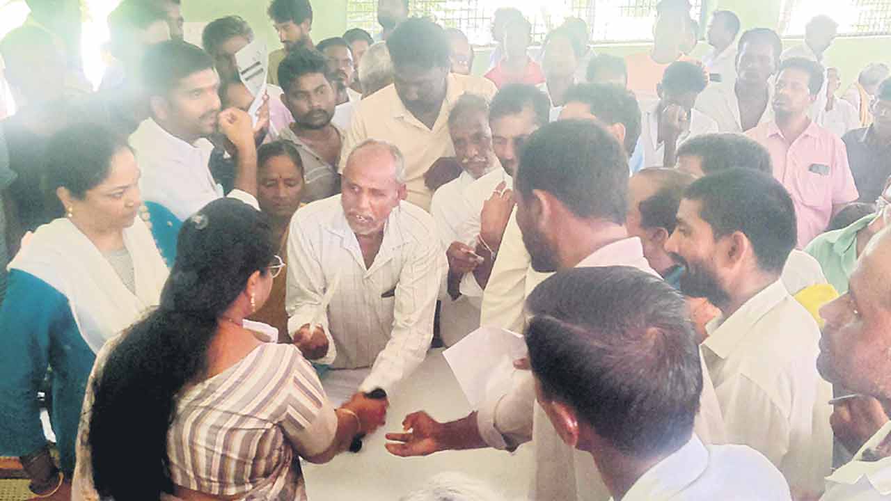 మల్లాపూర్‌ రైతువేదికలో ఆగ్రహజ్వాల