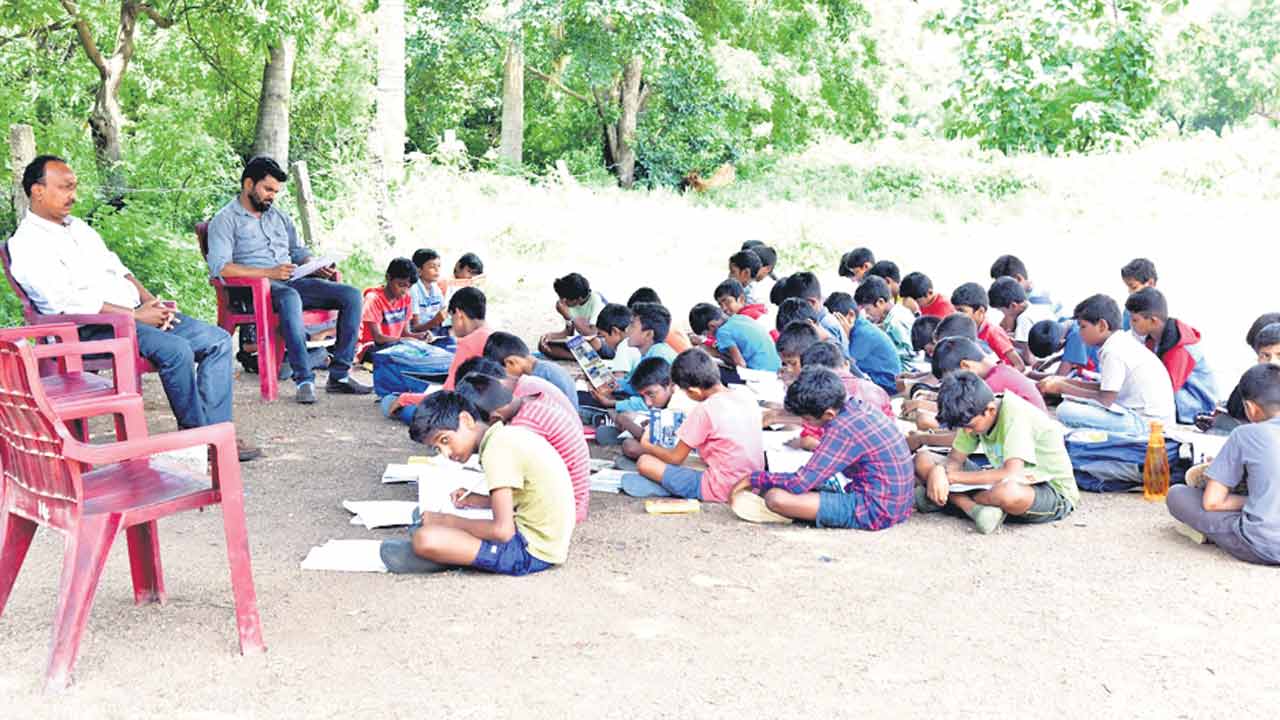 వసతులు కరువు.. చదువులు బరువు