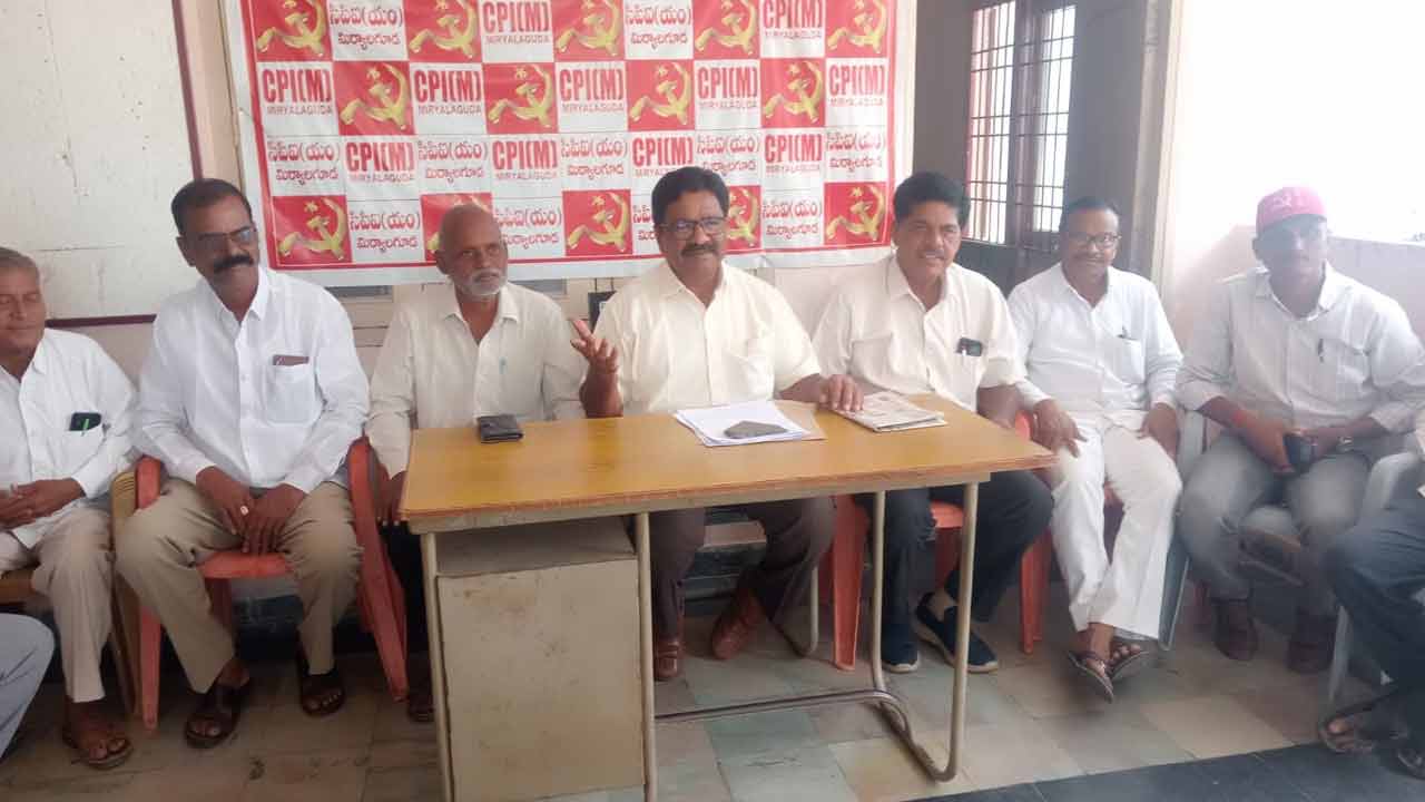 రుణమాఫీ కోసం 29న కలెక్టరేట్‌ ఎదుట ధర్నా