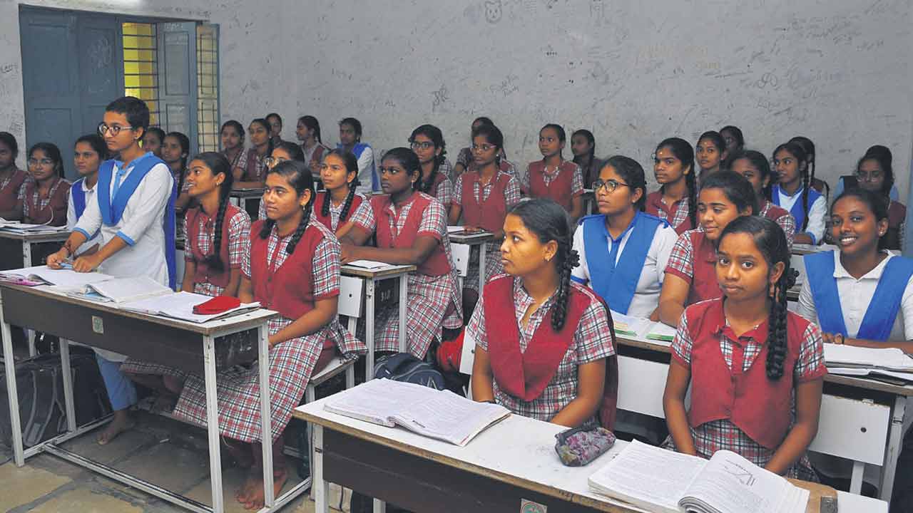 గురుకులం చుట్టూ అన్నీ సమస్యలే