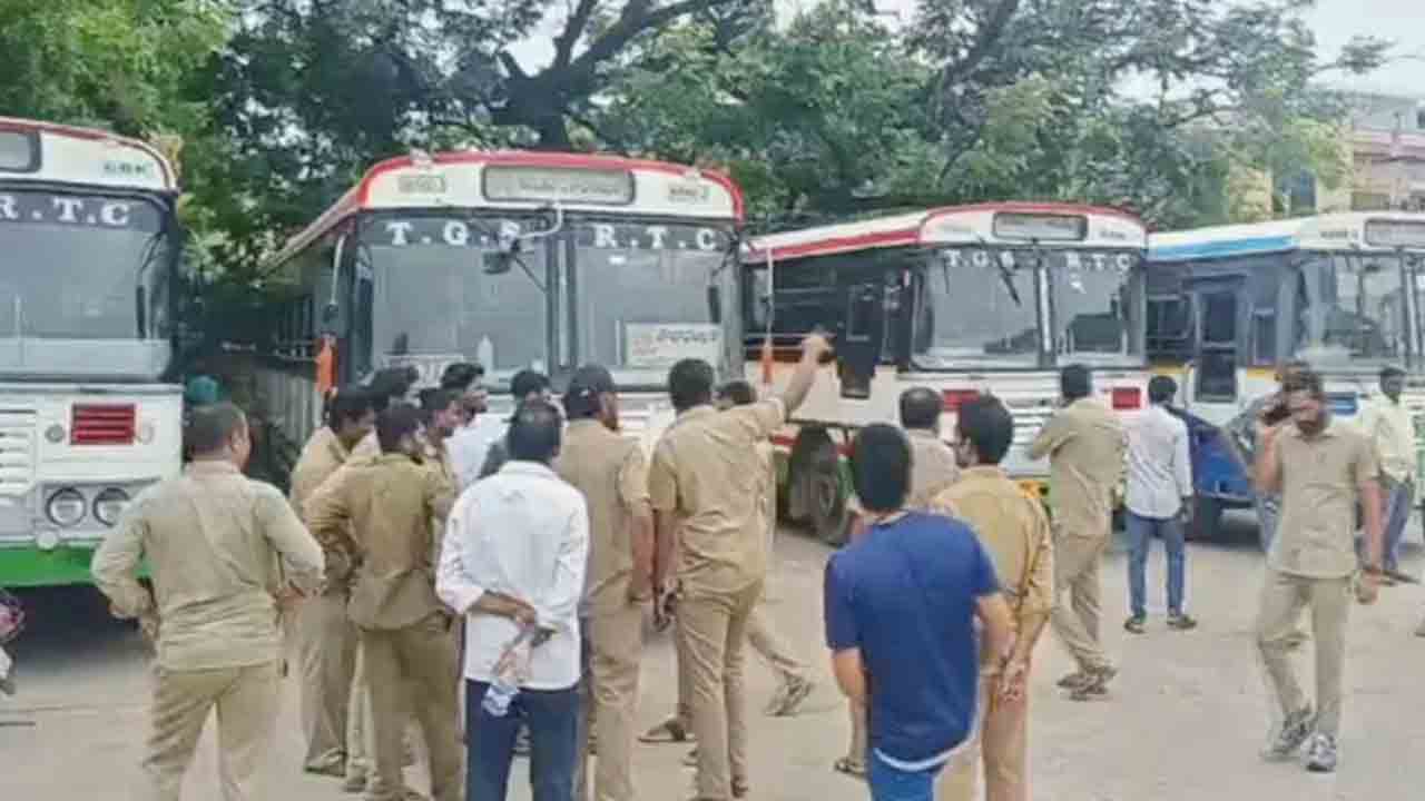 Karimnagar | కరీంనగర్‌లో కదలని అద్దె బస్సులు.. ప్రయాణికులకు తప్పని ఇబ్బందులు