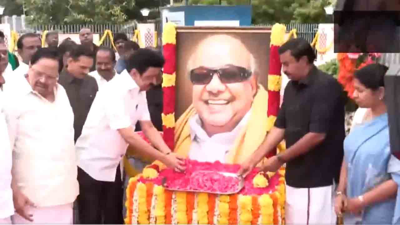 Karunanidhi | తమిళనాడు మాజీ సీఎం కరుణానిధి వర్ధంతి.. తండ్రికి నివాళులు అర్పించిన సీఎం స్టాలిన్‌.. Video