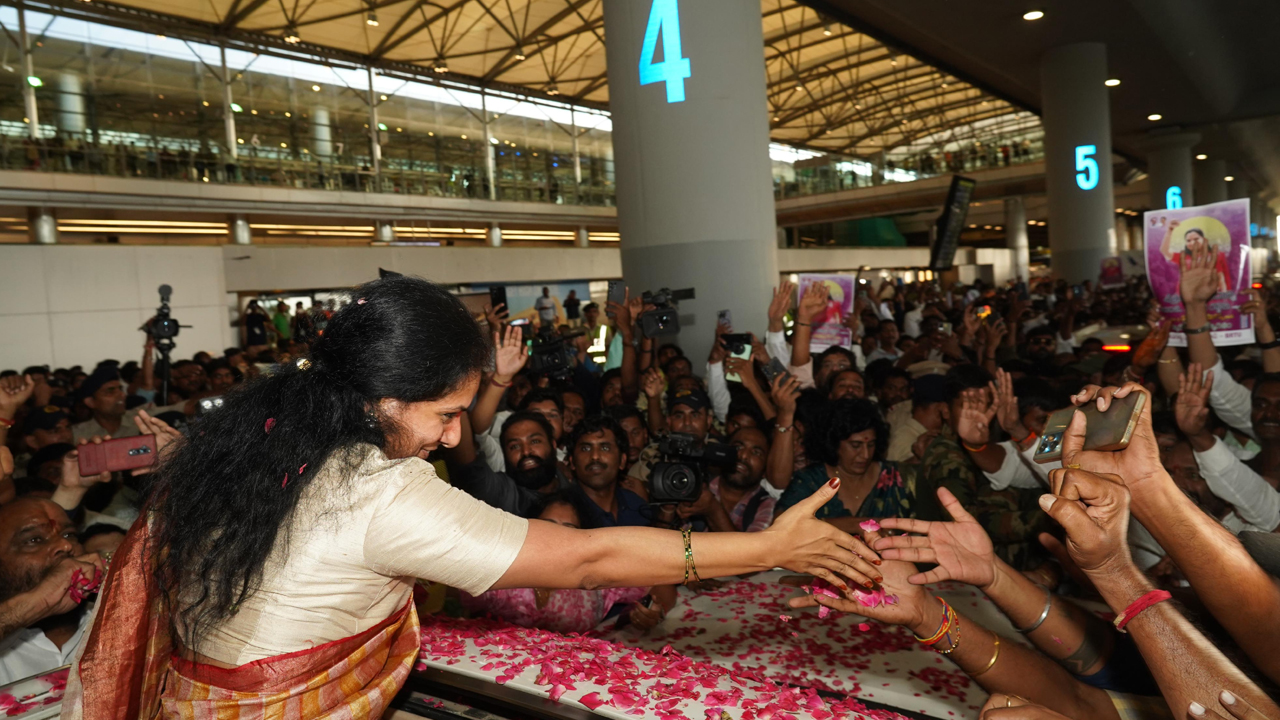 Kavitha | హైదరాబాద్‌ చేరుకున్న ఎమ్మెల్సీ కవిత.. ఘన స్వాగతం పలికిన బీఆర్‌ఎస్‌ శ్రేణులు