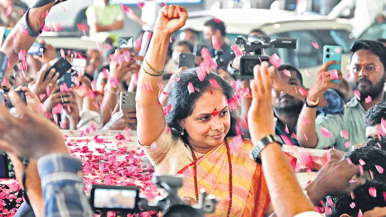 MLC Kavitha | డాటర్‌ ఆఫ్‌ ఫైటర్‌.. ఎమ్మెల్సీ కవితకు అపూర్వ స్వాగతం