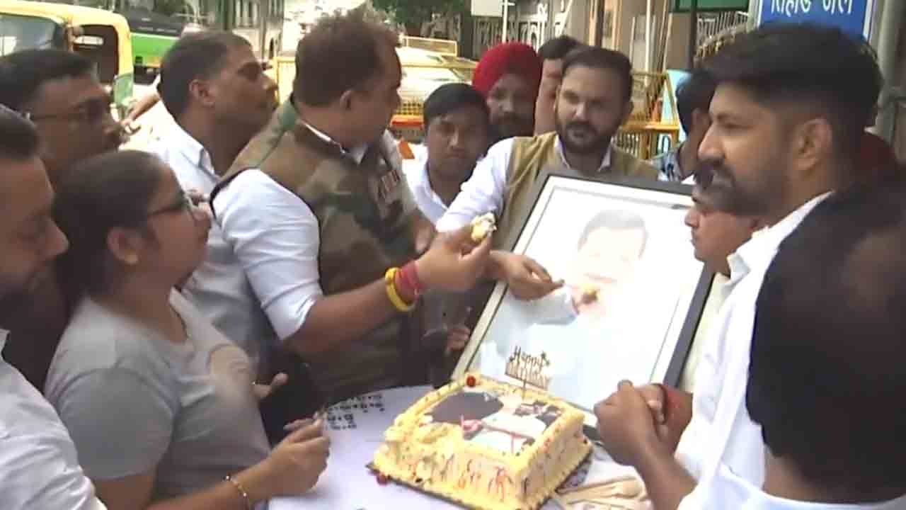 Arvind Kejriwal | కేజ్రీవాల్‌ పుట్టినరోజు.. తీహార్‌ జైలు వెలుపల కేక్‌ కట్‌ చేసిన కార్యకర్తలు