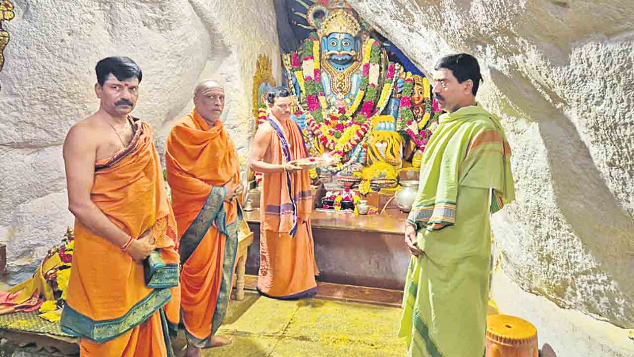 కొమురెల్లి మల్లన్నకు కోటిదండాలు